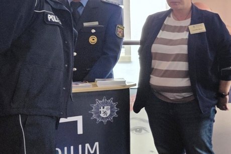 Referentin Carola Blum mit Kollegen vom Polizei Pr&auml;sidium Koblenz