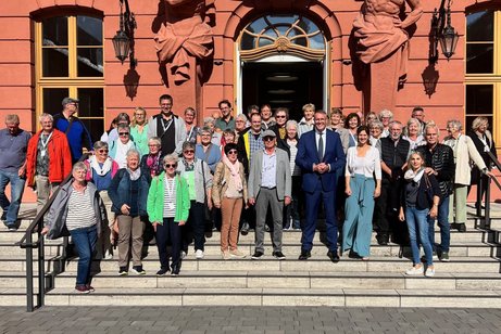 Menschengruppe auf der Eingangstreppe des Landtages in Mainz
