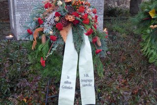 Kranz des VdK Ortsverbands Ahrweiler am Kriegerdenkmal in Ahrweiler