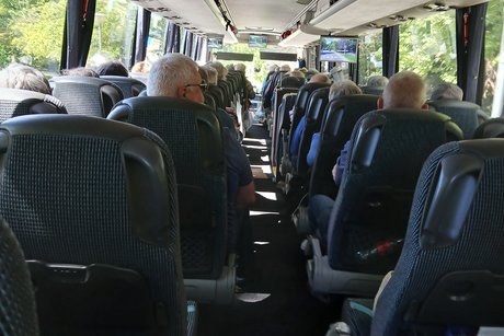 Die Reisrnden sitzen im Bus und fahren zurück ins Hotel Zuflucht.