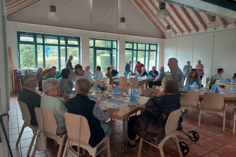 Familienfest Tisch mit Menschen