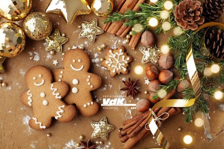 Weihnachtsdekoration auf einem Tisch mit Lebkuchenm&auml;nnchen.