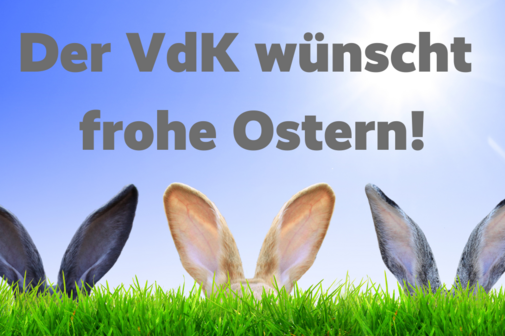 Frohe Ostern! Eine grüne Wiese aus der die Ohren von 3 Hasen hervorschauen. Dazu der Schriftzug "Der VdK wünscht frohe Ostern!"