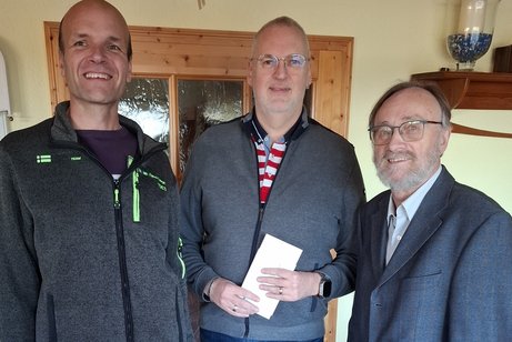 von links nach rechts zu sehen: Frank Ditscheid (Vorsitzender OV St. Katharinen), das 9.000ste Mitglied Jörg Riess, Kreisvorsitzender Hans Werner Kaiser