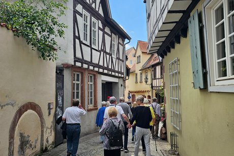 Impressionen aus Aschaffenburg Menschen laufen durch eine Gasse