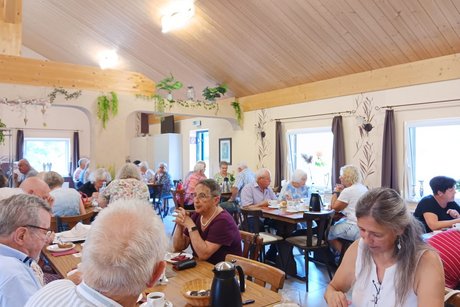 Mehrere Personen in Gastst&auml;tte