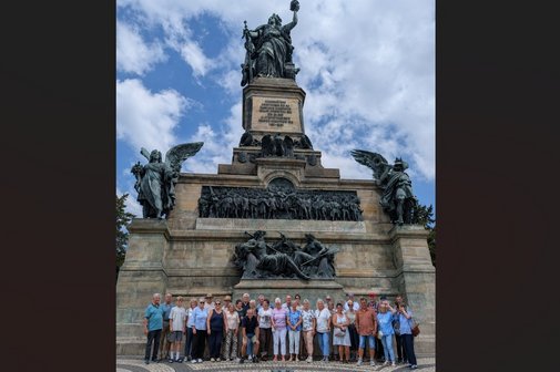 Gruppenfoto der Mitreisenden am Niederwalddenkmal