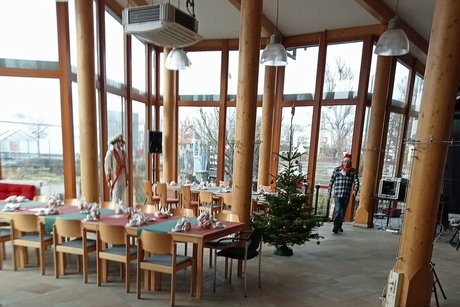 Blick auf die schön gedeckten Tische mit Weihnachtsbaum