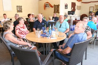 An einem runden Tisch sitzen die Mitglieder und das Vorstandsmitglied und unterhalten sich.