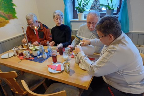Es schmeckt Allen hervorragend Vorstandstisch
