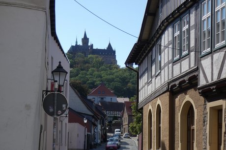 Breite Stra&szlig;e mit Blick auf Schloss Wernigerode