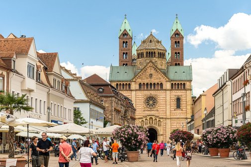Maximilianstrasse mit Blick auf den Dom