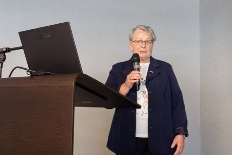 Siegrun Breutigam spricht zu den Teilnehmerinnen