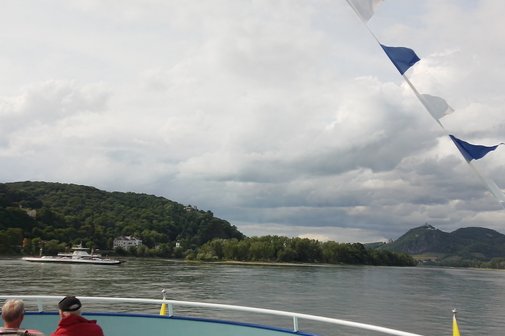 Rheinpanorama Blick auf Rolandsbogen und Drachenfels