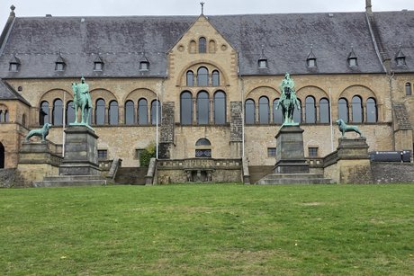 Die Kaiserpfalz war über 200 Jahre ein Machtzentrum des Heiligen Römischen Reiches. Sehenswürdigkeiten