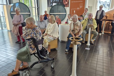 Besucher während der Führung Zuhörer während der Führung