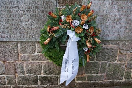 Hier sieht man nur den Kranz des Vdks in Nahaufnahme.