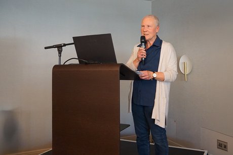 Irmtraud Strowitzki spricht zu den Teilnehmerinnen