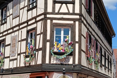 Obernai Eckfachwerkhaus geschmückt mit alten Ornamenten