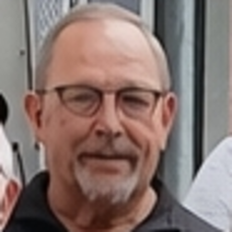 Ein sympathischer Mann mit Kinnbart und Brille
