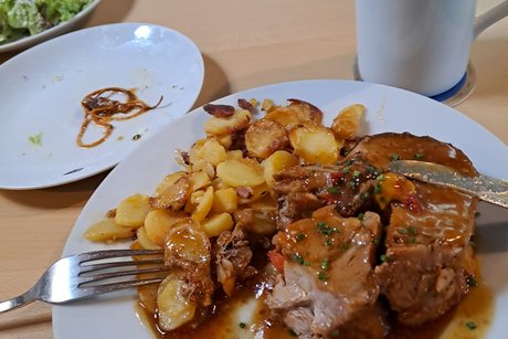 Spießbraten mit Zubehör
