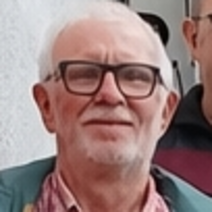 Junger Mann mit Brille und wei&szlig;em Bart