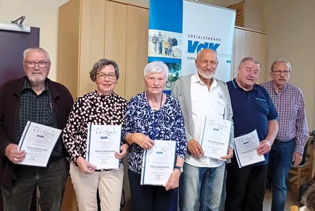 Gruppenfoto von Frauen und Männern mit Urkunden-