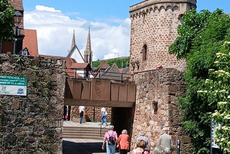 Obernai Durch eine Unterführung gehts in den Ort.Obernai in Frankreich