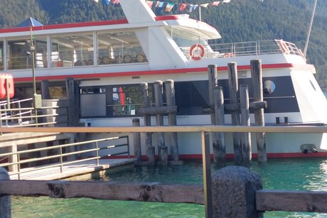 Ausflugsschiff auf dem See