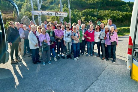 Gruppe von Menschen auf der Höhenstraße