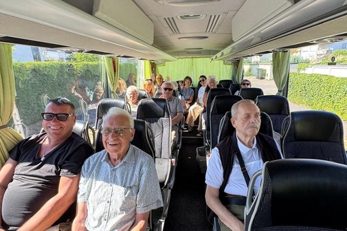 Menschen im Bus
