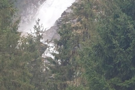 Wasserfall mit Bergen und Wald