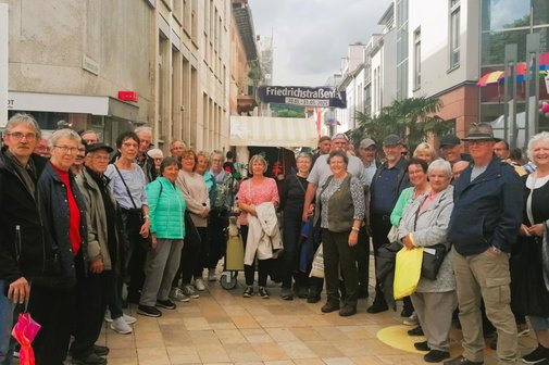 Gruppenfoto der Mitreisenden in Neustadt an der Weinstraße Gruppenfoto der Mitreisenden in Neustadt an der Weinstraße