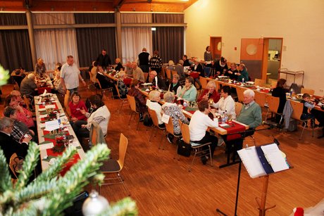 Potpourri an Eindrücken zur Weihnachtsfeier viel Menschen, an Tischen sitzend, unterhalten sich, trinken Kaffee