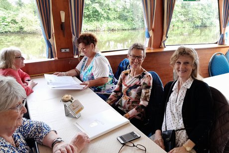 Personen auf dem Schiff