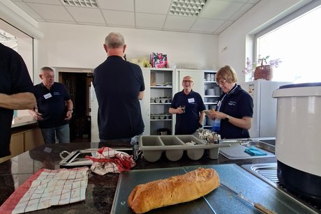 Menschen beim Arbeiten in einer K&uuml;che