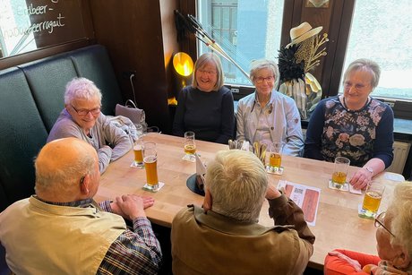 Frauen und Männer in bester Stimmung