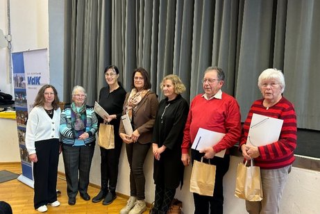 Die strahlenden Geehrten mit Urkunde, Treuenadel und Pr&auml;sent.