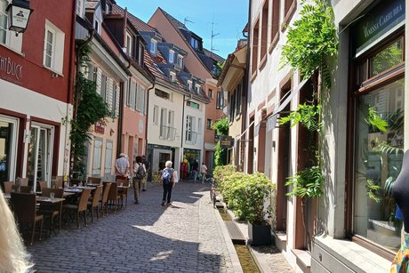 Freiburger Gasse mit Bächle im rechten Bildrand.