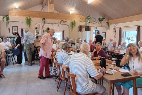 Mehrere Personen in Gastst&auml;tte
