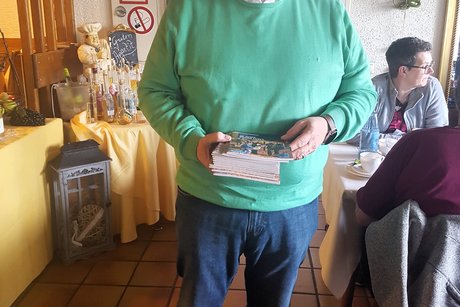 Herr Posselt hält den Vortrag