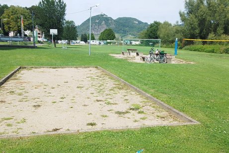Der Bouleplatz in Rolandswerth mit Blick auf den Drachenfels