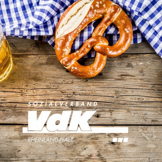 VdK Logo in weiß. Ein Bierglas und drei Laugenbrezel vor einer karrierten Tischdecke.