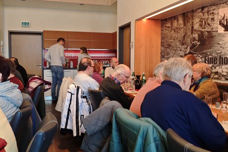 Mitglieder bei der Verkostung in der Brennerei