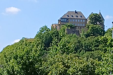 Blick von der Bahn zur Burganlage