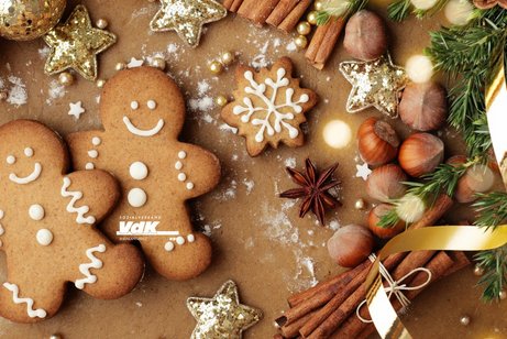 Lebkuchenmänner und Weihnachtsdekoration.