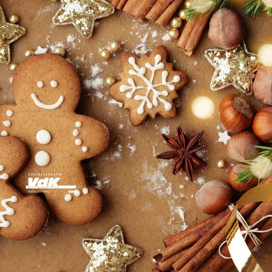 Weihnachtszeit Lebkuchenmänner und Weihnachtsdekoration.