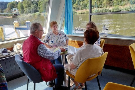 M&auml;nner und Frauen auf dem Schiff zur Saarschleife