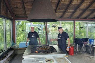 Zwei Männer stehen am Grill