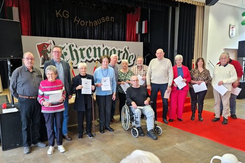 F&uuml;r 40, 30, 20 und 10 Jahre Mitgliedschaft im Ortsverband Horhausen - Oberlahr wurden die Mitglieder mit Nadel und Urkunde geehrt. Kreisverbandsvorsitzender Thomas Schilling und Ortsverbandsvorsitzender Dieter Tiefenau &uuml;bergaben den Mitglieder die Nadel und Urkunde.